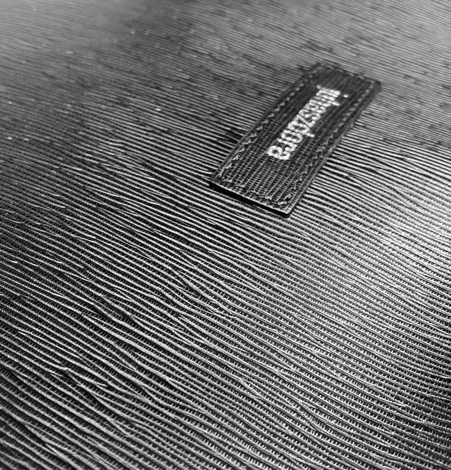 Réka hátitáska - fekete erezet-mintás crossprint