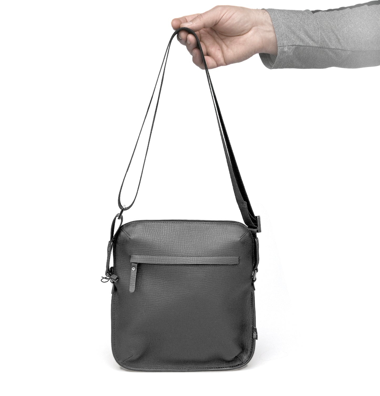 Leo "M" bag for men - black crossprint
